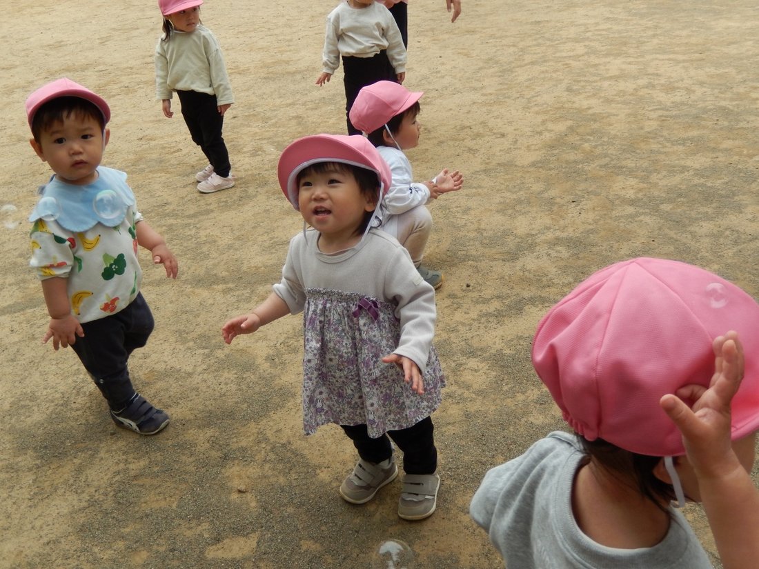 戸外で遊ぶ園児