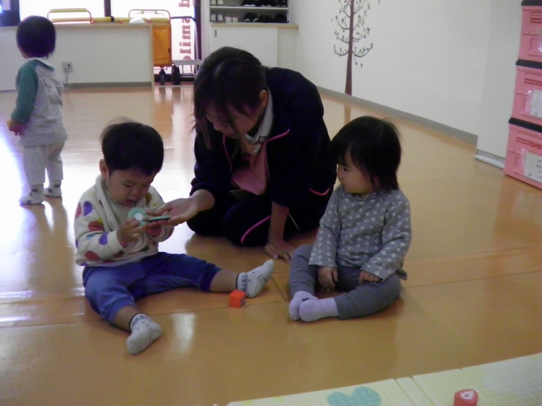 おもちゃで遊ぶ園児